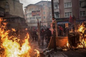 Turchia: durante i cortei per ricordare la morte di Berkin Elvan esplode la rabbia contro lo stato di polizia imposto dall’AKP