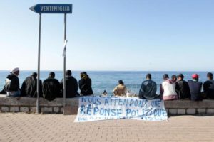 Eran trecento, eran uomini donne e bambini, e s’accalcavano ai confini!