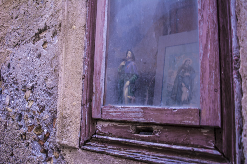 Particolare della Chiesa di San Rocco: La costruzione fu eseguita ex voto dalla gente del luogo, fatto proprio a San Rocco durante la diffusione della pesta nera, in segno di ringraziamento da coloro che avevano ricevuto la grazia dal santo con l’avvenuta guarigione.