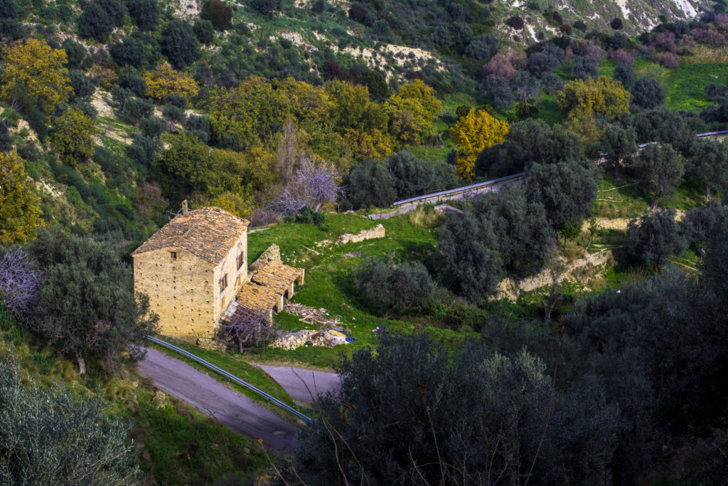 Dalla Chiesa, si domina la vallata sottostante. Qui un casolare, immerso nella fitta vegetazione, ci ricorda la vita agreste di un tempo. 