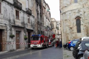 Incendio a Corso Telesio, continuano i rilievi.