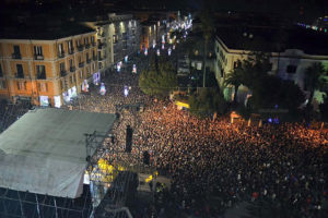 Assurde misure di sicurezza per il concerto di Capodanno. Non sarà possibile neanche brindare in piazza.