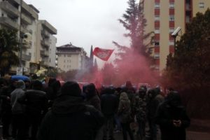 Antifascisti assediano Forza Nuova:”Cosenza liberata saluta Macerata”